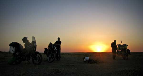Kazakhstan-tramonto-moto