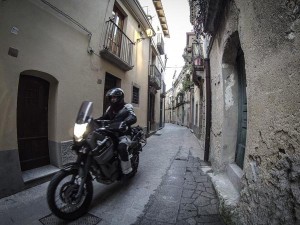 motociclismo-a-esempio-piace-il-sud-badolato-vicoli
