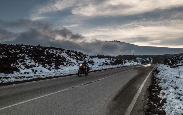 motociclismo-a-esempio-piace-il-sud-etna-tramonto