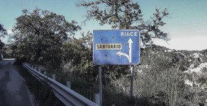 motociclismo-a-esempio-piace-il-sud-riace-cartello