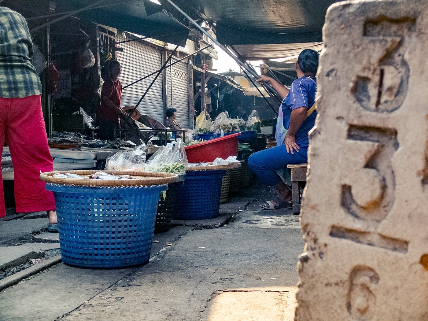 thailandia in moto mae klong banchi frutta