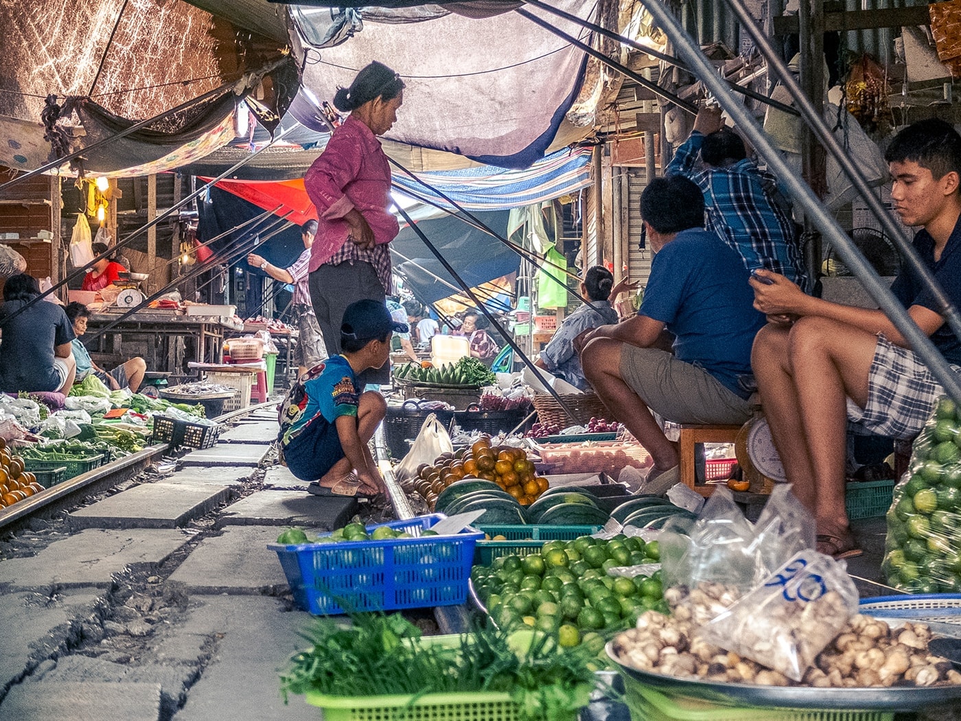 thailandia in moto mae klong mercato