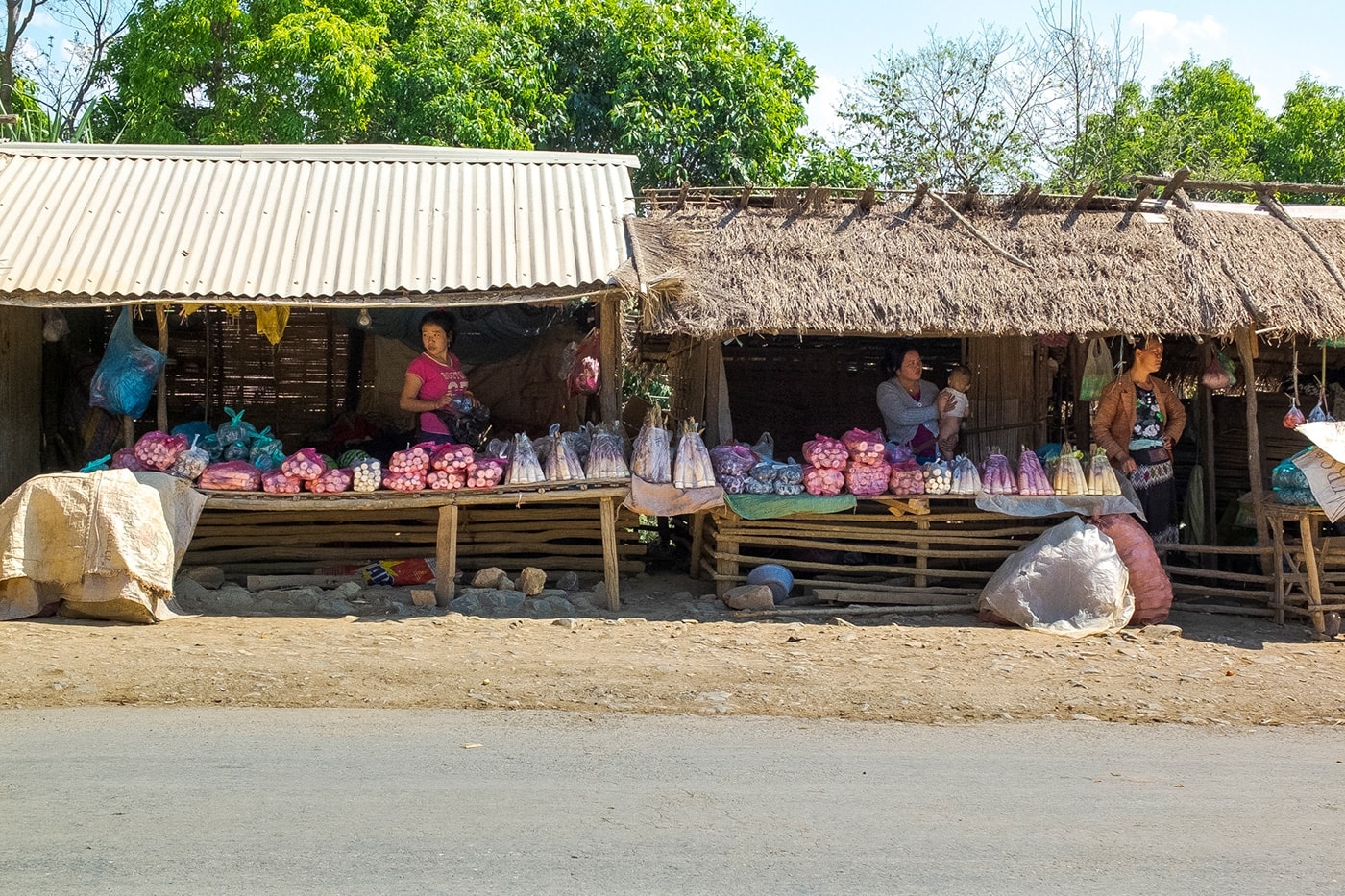 venditori per strada laos in moto