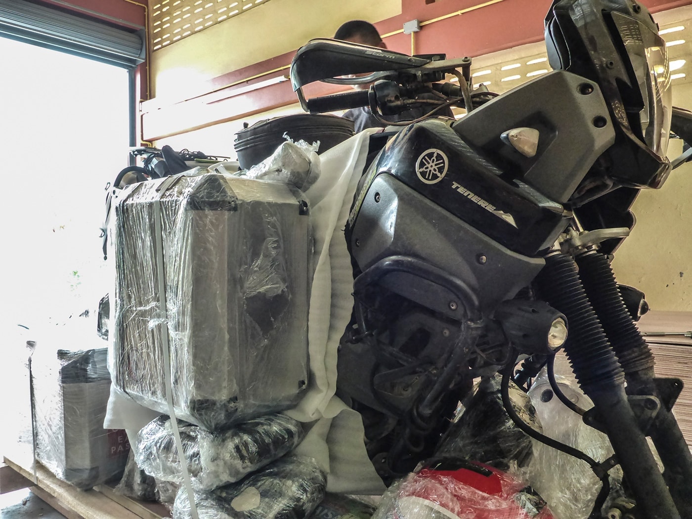 valigie e attrezzatura nella cassa per la spedizione moto